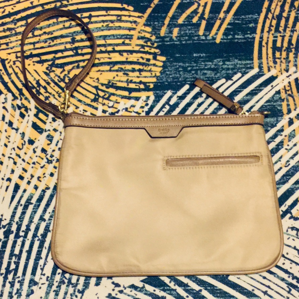 tutillo New York sandy beige 2 way wristlet